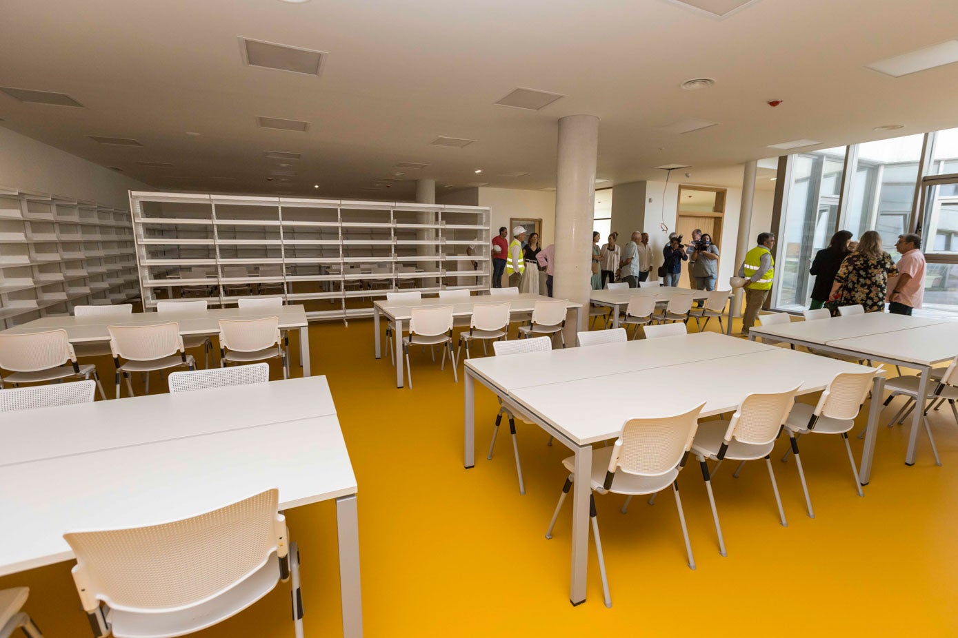 El edificio también cuenta con una amplia biblioteca que está a la espera de la llegada de los libros.