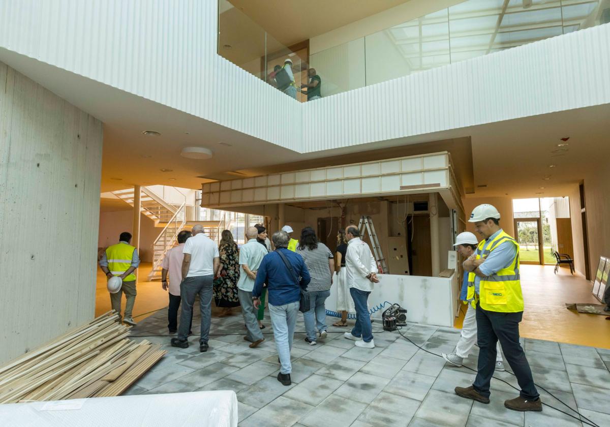 Visita a las obras del centro cívico de Cueto.