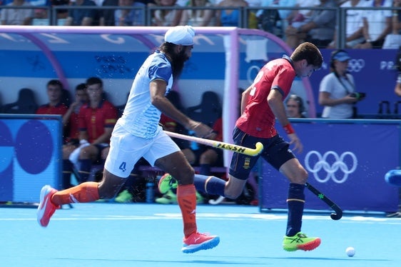 El cántabro Álex Alonso lleva la bola ante el indio Jarmanpreet Singh.