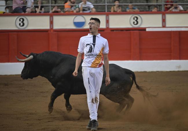 Reverso ganador. Juan Cruz ejecuta una de las suertes que le dio el título en Santander.