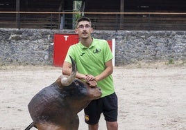 Origen. Pereda en la plaza de Los Mártires de Rasines, donde comenzó a entrenar para los concursos.