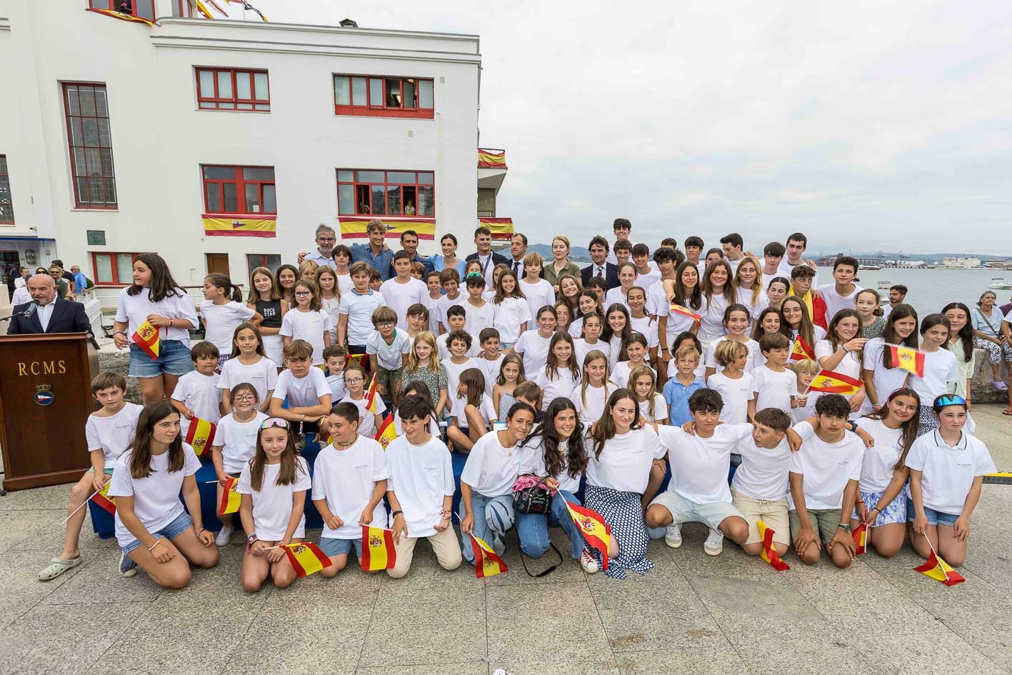 La cantera de jóvenes regatistas del Club Marítimo de Santander posó para la foto de familia junto a los campeones.