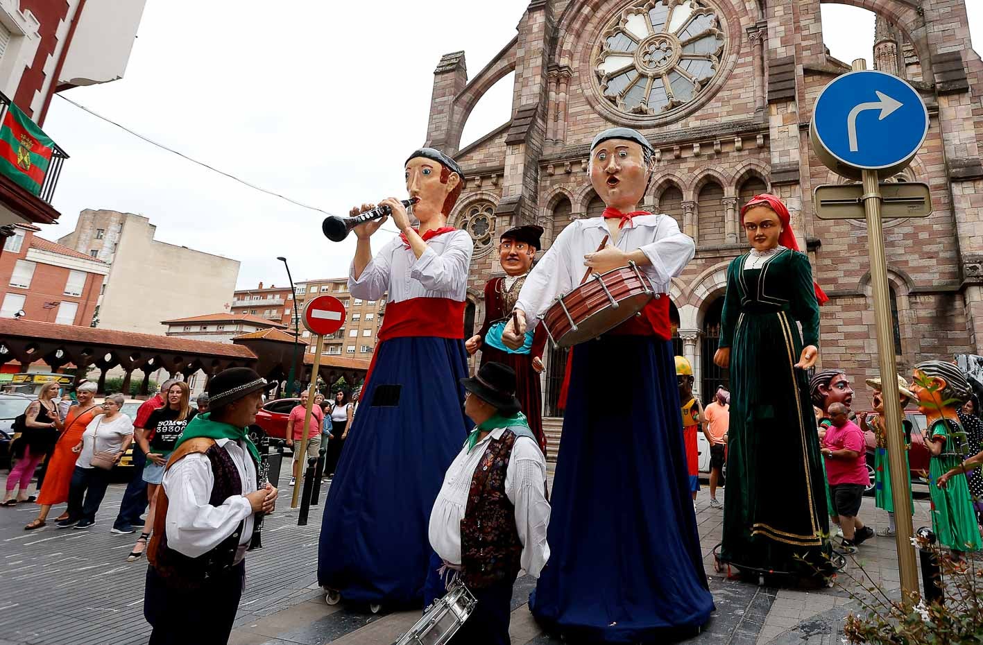 Gigantes, cabezudos y piteros se preparan para el desfile.