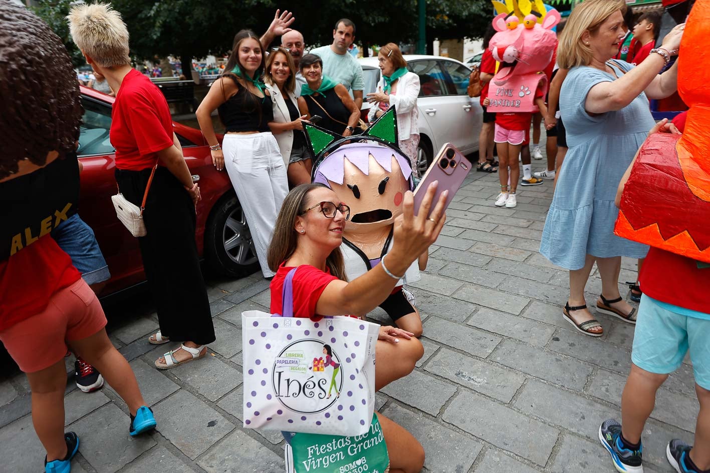 Selfi con un participante en el desfile.