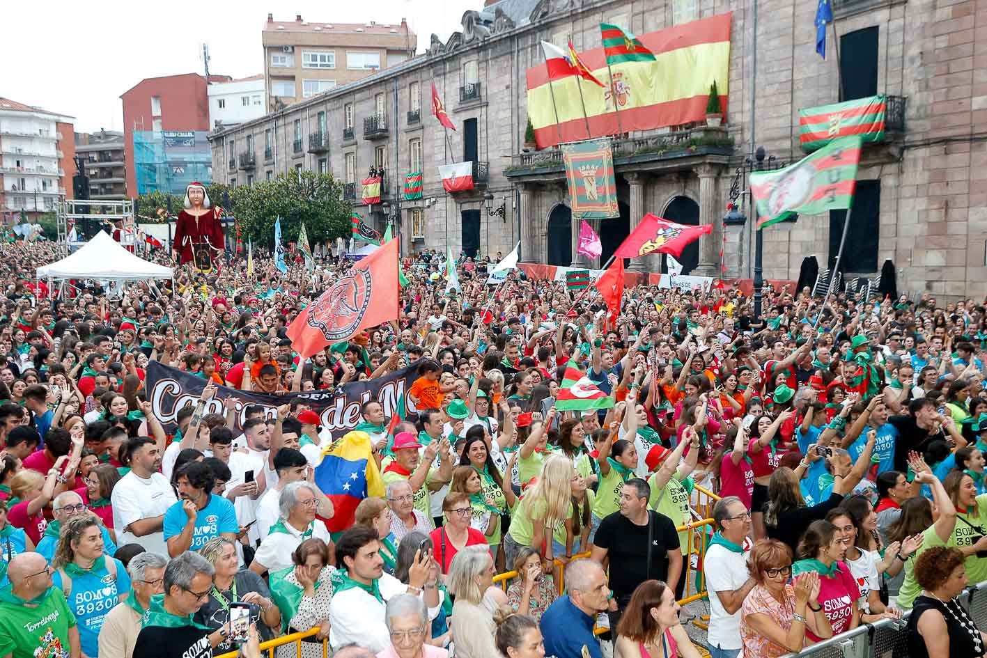 El Bulevar Demetrio Herrero se quedó pequeño para acoger el multitudinario pregón.