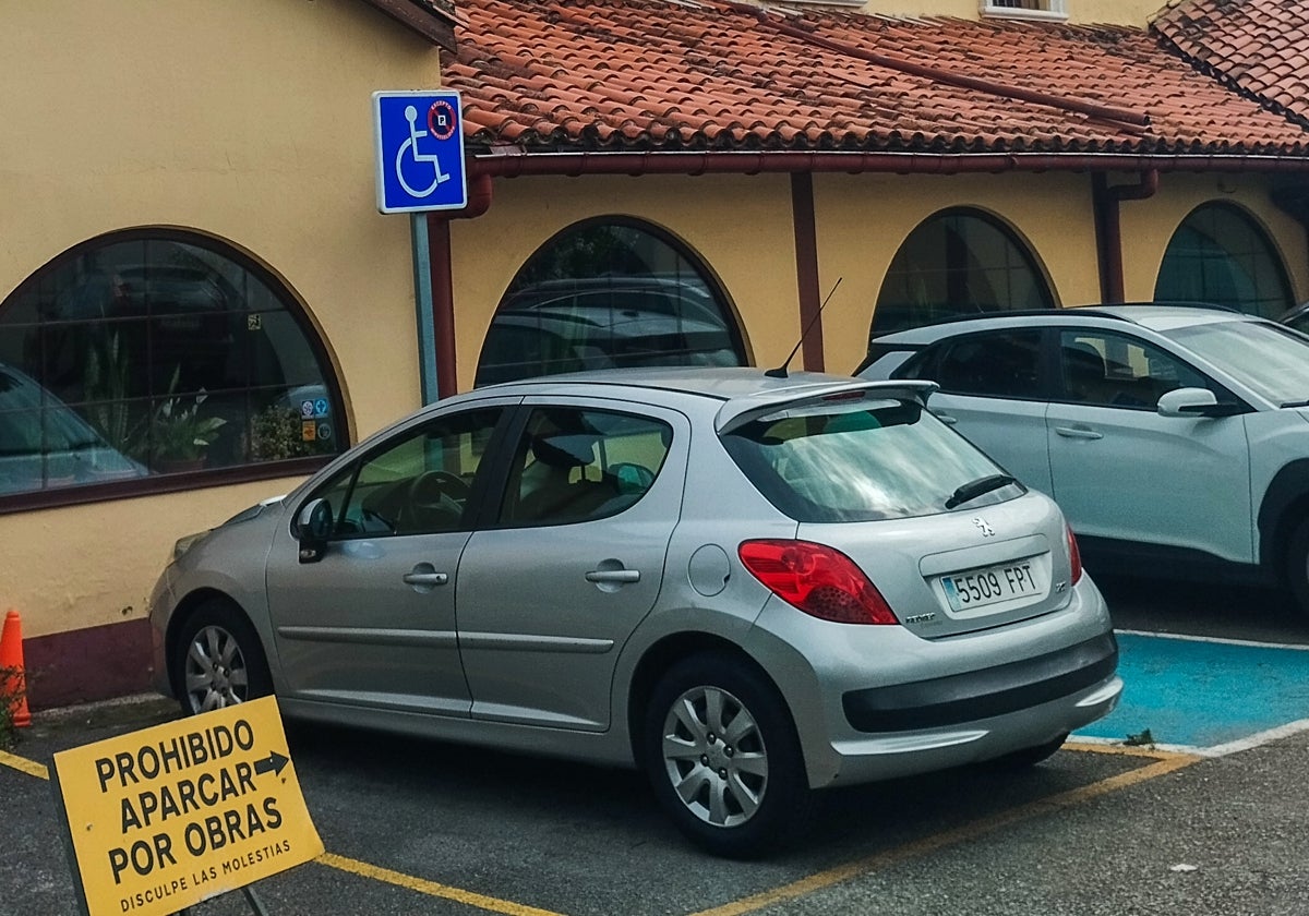 Exterior de la iglesia con varios vehículos aparcados.