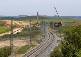 Las máquinas ya trabajan para llevar hasta Alar del Rey (Palencia) la alta velocidad ferroviaria.