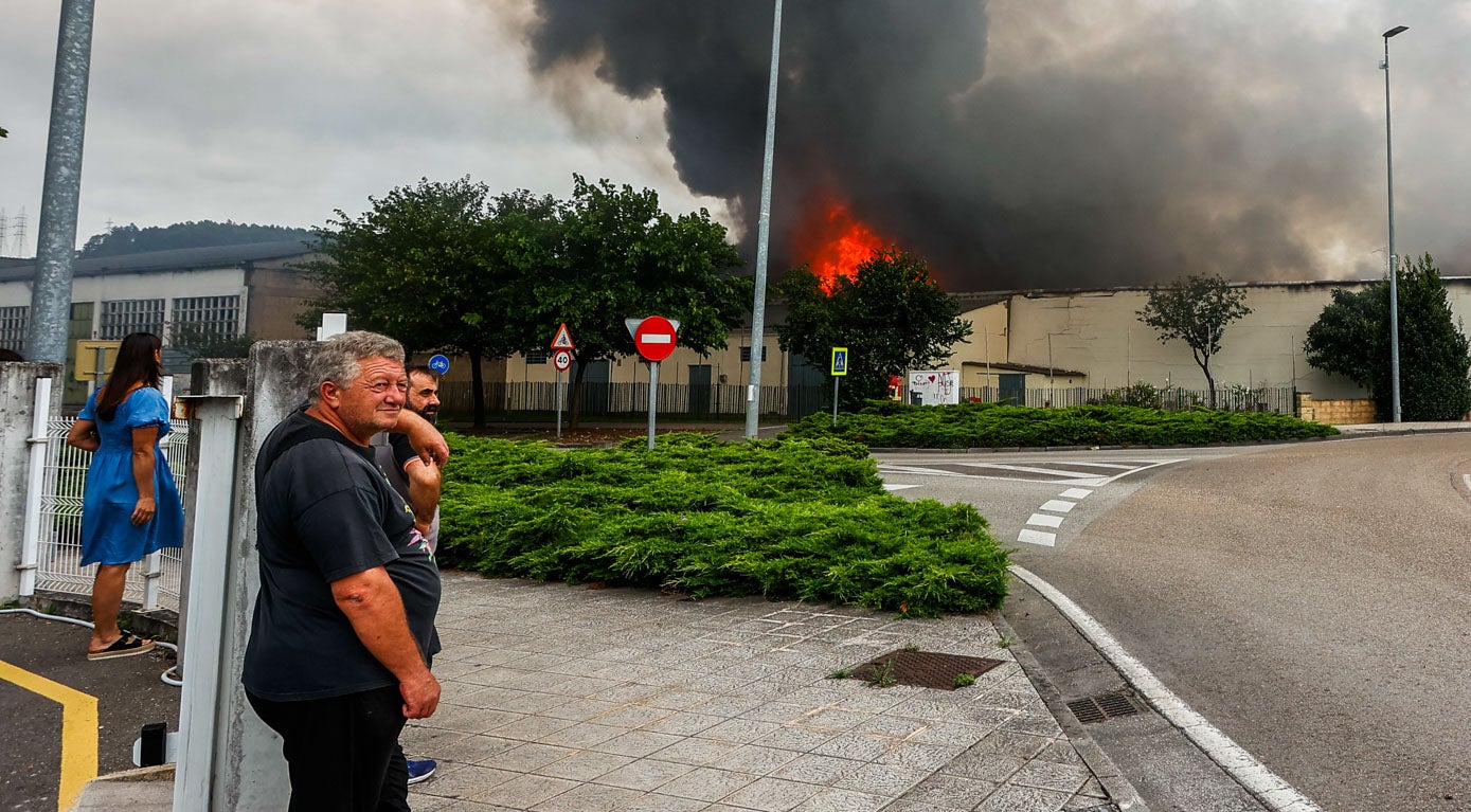 El fuego devora la nave del bazar oriental de la cadena Siclo de Campuzano, una gran superficie comercial reconvertida en un local para la venta de productos a bajo coste