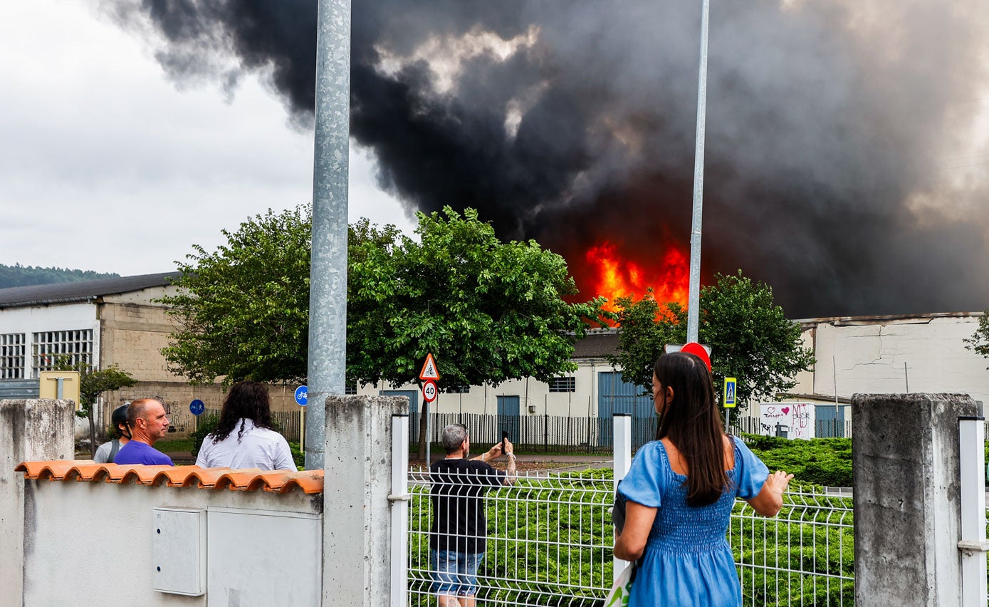 El incendio se ha desatado en el local a primera hora de la tarde y la columna se puede ver desde varios kilómetros de distancia