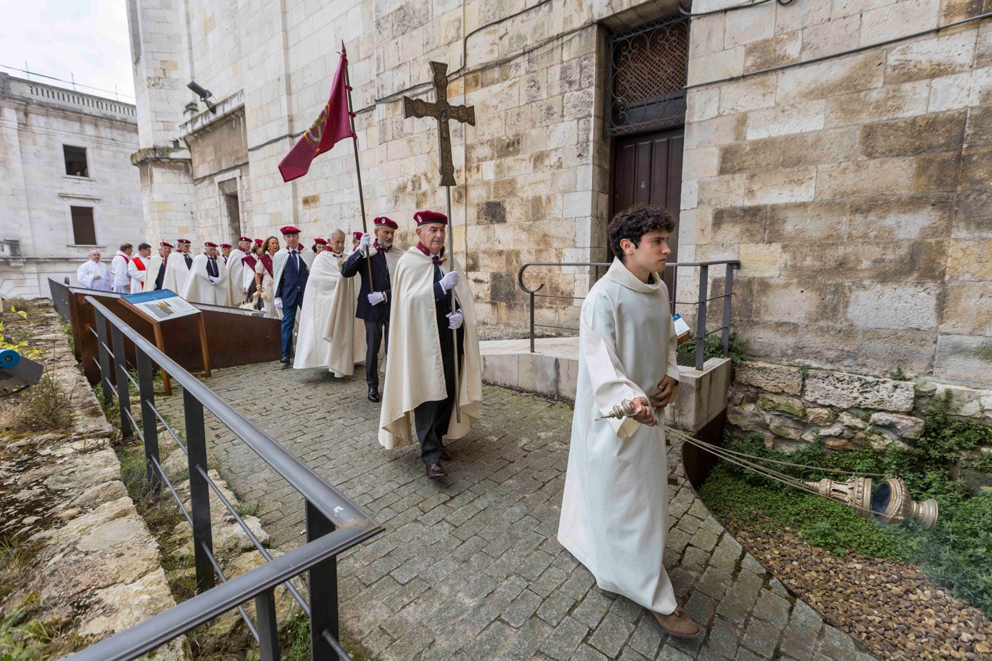 Los integrantes de la Hermandad inician la procesión al interior de la iglesia