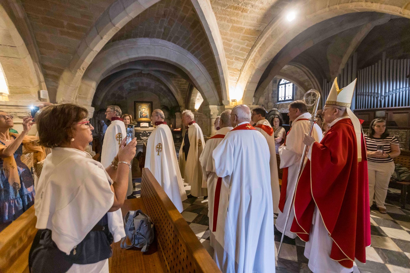 El purpurado cántabro Carlos Osoro cierra la procesión en el interior de la iglesia.