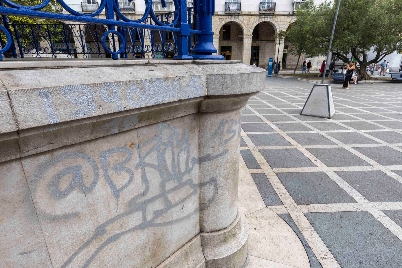 Ni el templete se libra de los grafitis, aunque el 'artista' tuvo la consideración de pintar de un color similar al de la piedra.