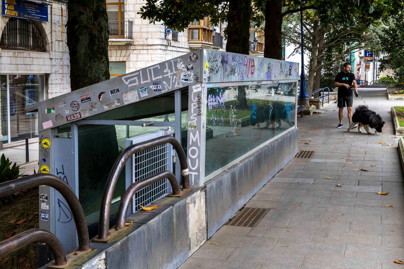 Entrada al aparcamiento subterráneo. Llena de pintadas, pegatinas y con losas despegadas.