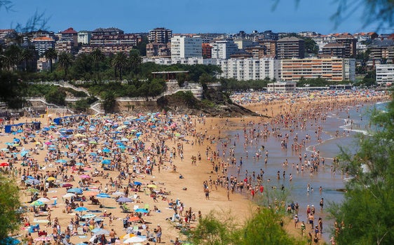 La playa de El Sardinero es unode los principales atractivos turísticos de Santander durantelos meses de julio y agosto.