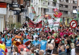 Los peñistas, sus insignias y camisetas de colores abarrotaron las calles hasta llegar al Bulevar, donse se desarrolló el ansiado pregón.