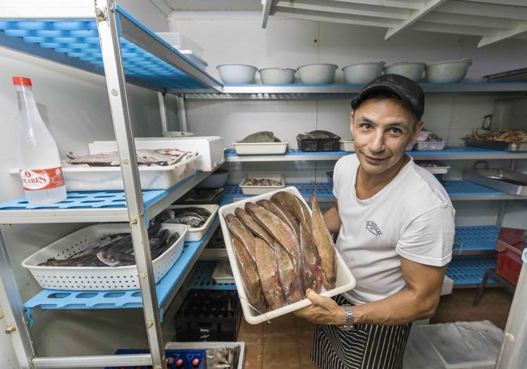 Cocina marinera. Las cámaras frigoríficas conservan la materia prima.