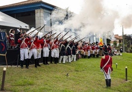 Los artilleros de la Agrupación 31 de Agosto disparan sus rifles.