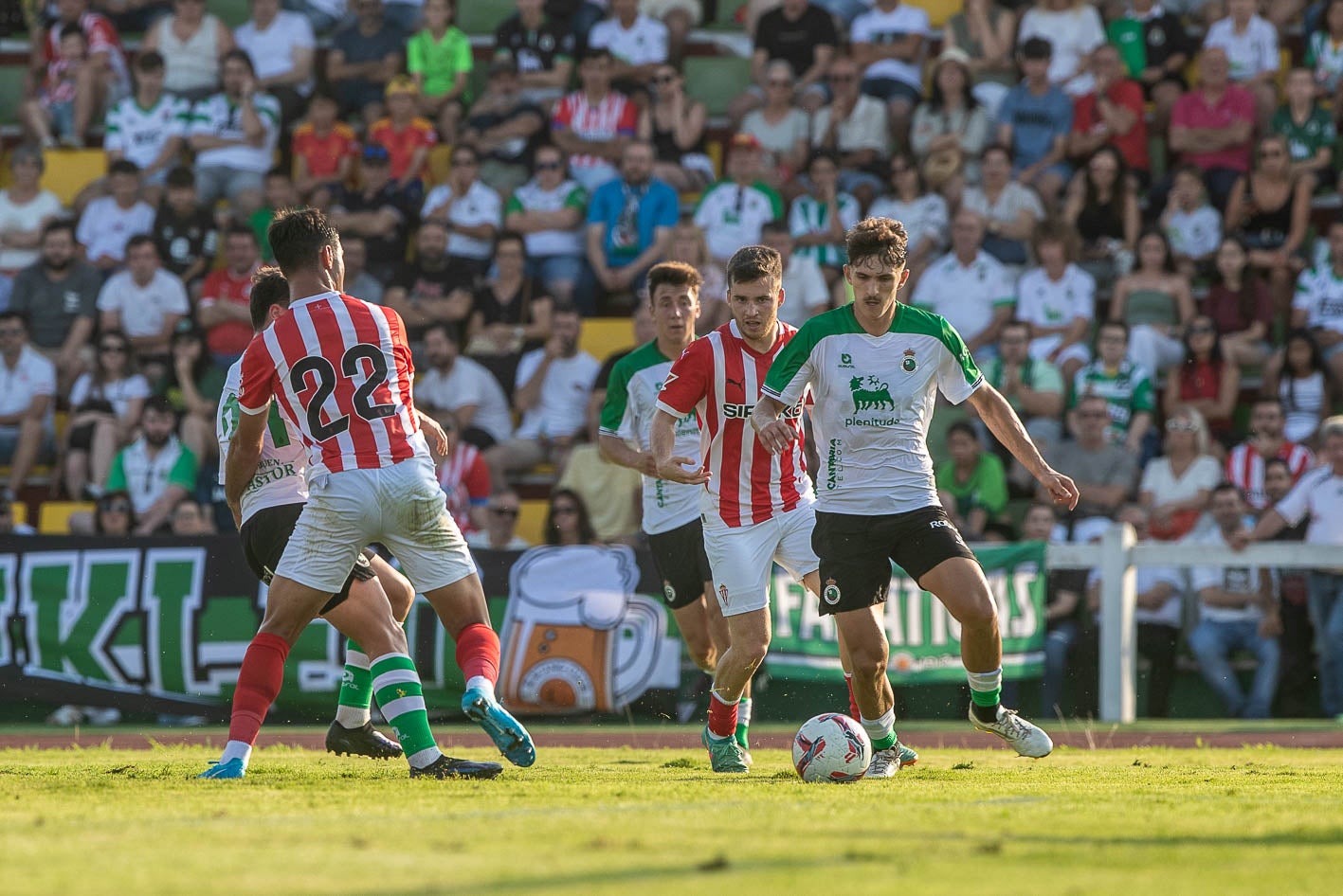 Pablo Rodríguez, del Racing, rodeado de rivales.