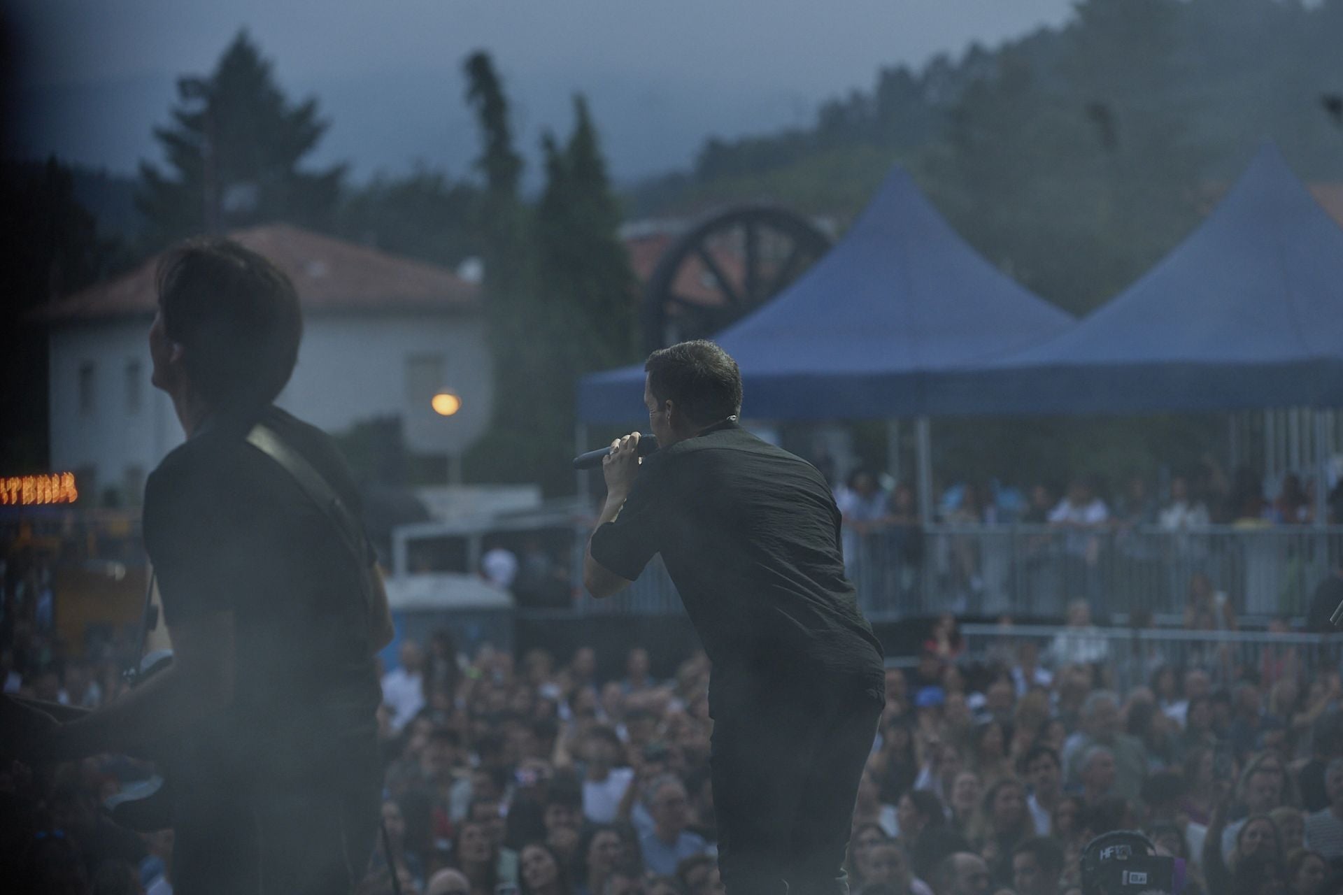 Los teloneros Maldita Nerea calentaron el ambiente antes del concierto de Hombres G