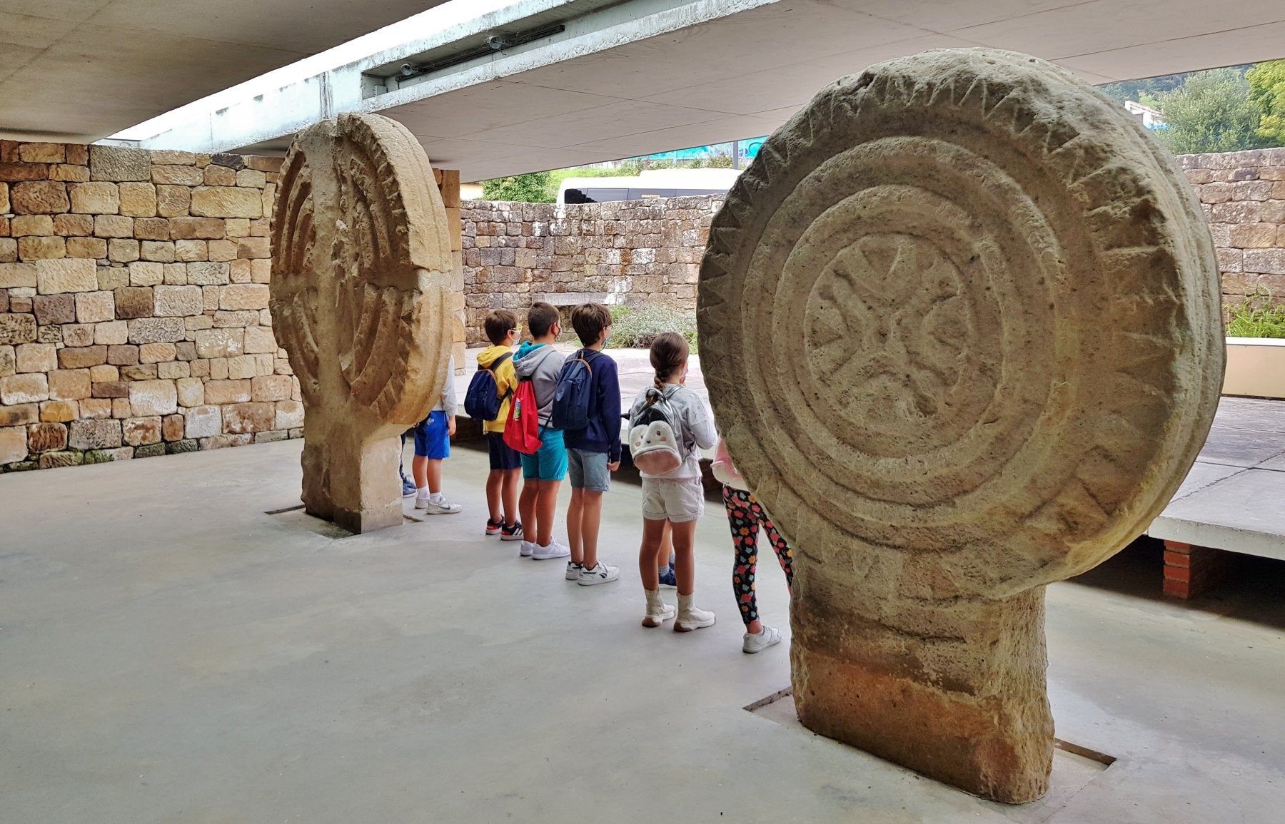 Las visitas guiadas son la única forma de poder disfrutar y entender mejor las estelas y el parque que las acoge en Barros.