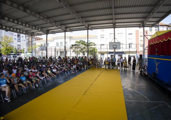 La pista cubierta de La Llama estaba abarrotada de niños y familias para ver el espectáculo.