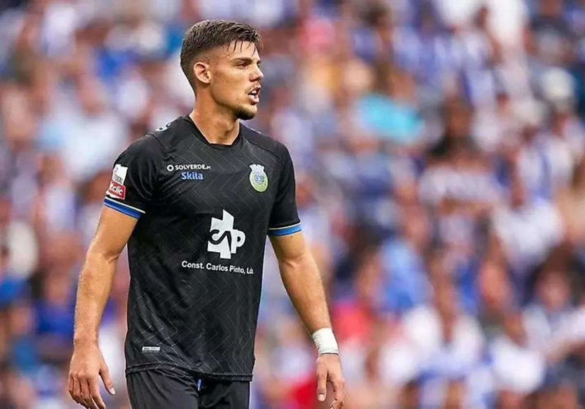 El central andaluz Javier Montero, durante un partido con el Arouca luso que milita en la Primeira Liga portuguesa.