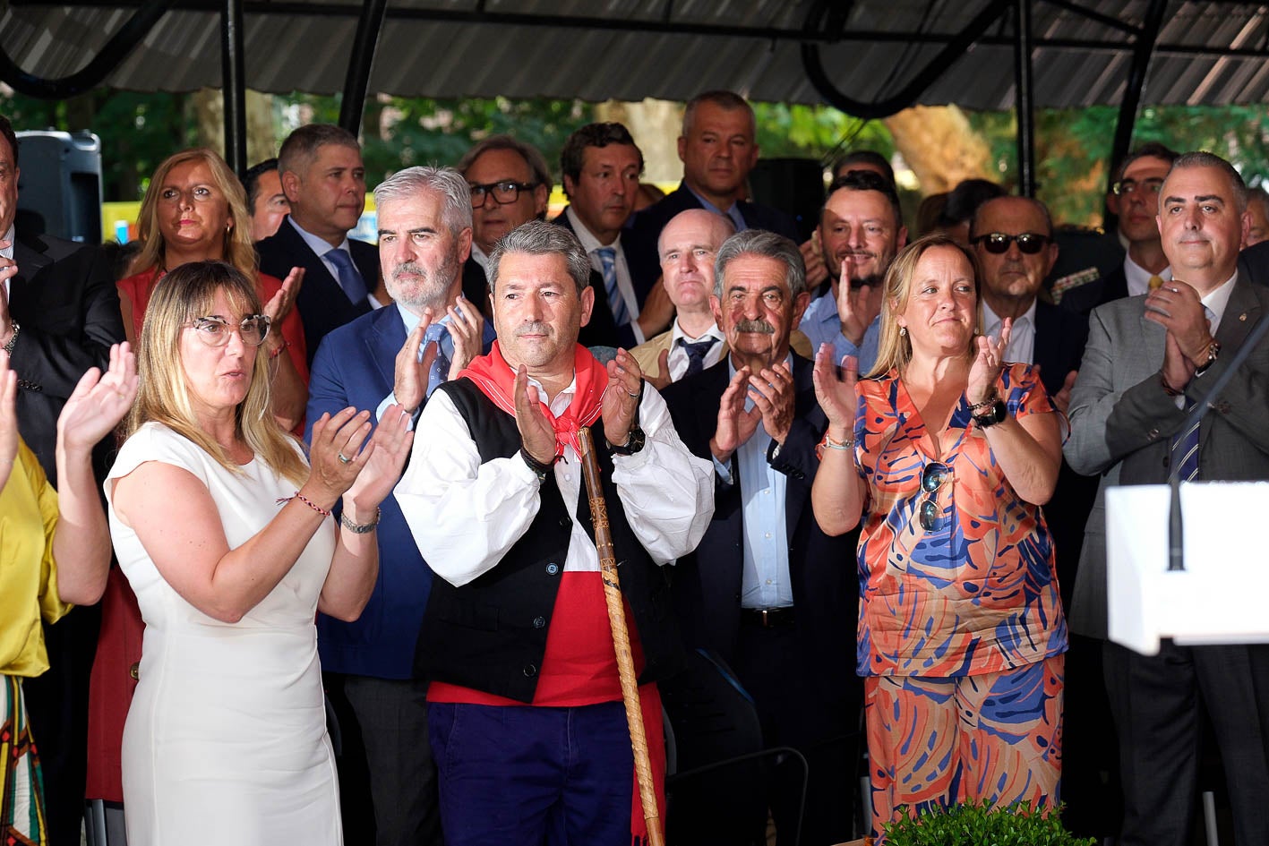 Autoridades y representantes políticos aplauden tras el discurso de Buruaga.