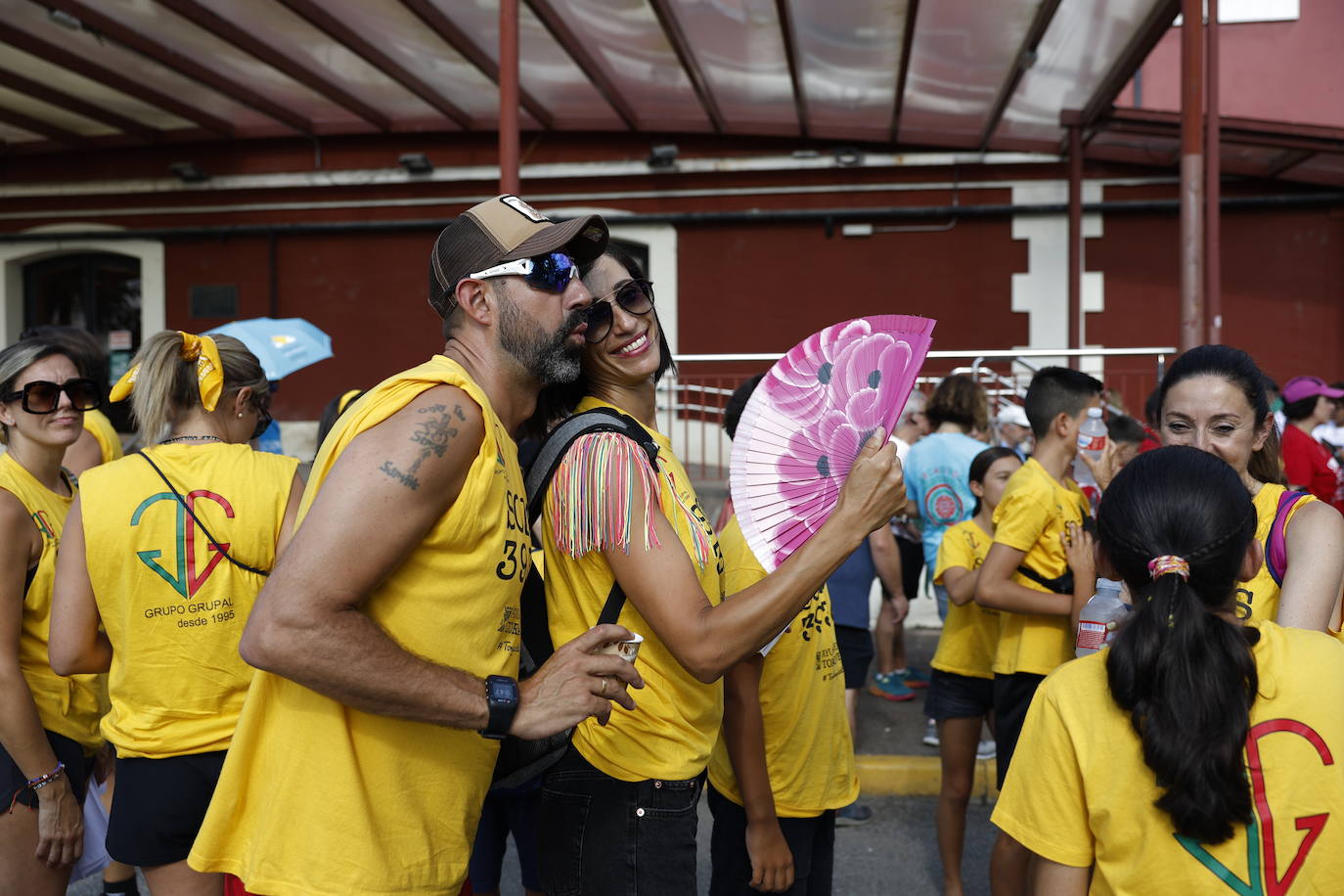 Una pareja, en la línea de salida, antes de comenzar la XIV Marcha Bulevar Ronda. 