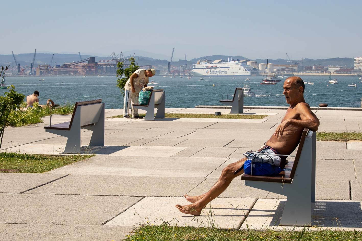 Descanso bajo el sol en Santander, donde la Aemet mantiene un aviso rojo -junto con todo el litoral cántabro- por altas temperaturas. 