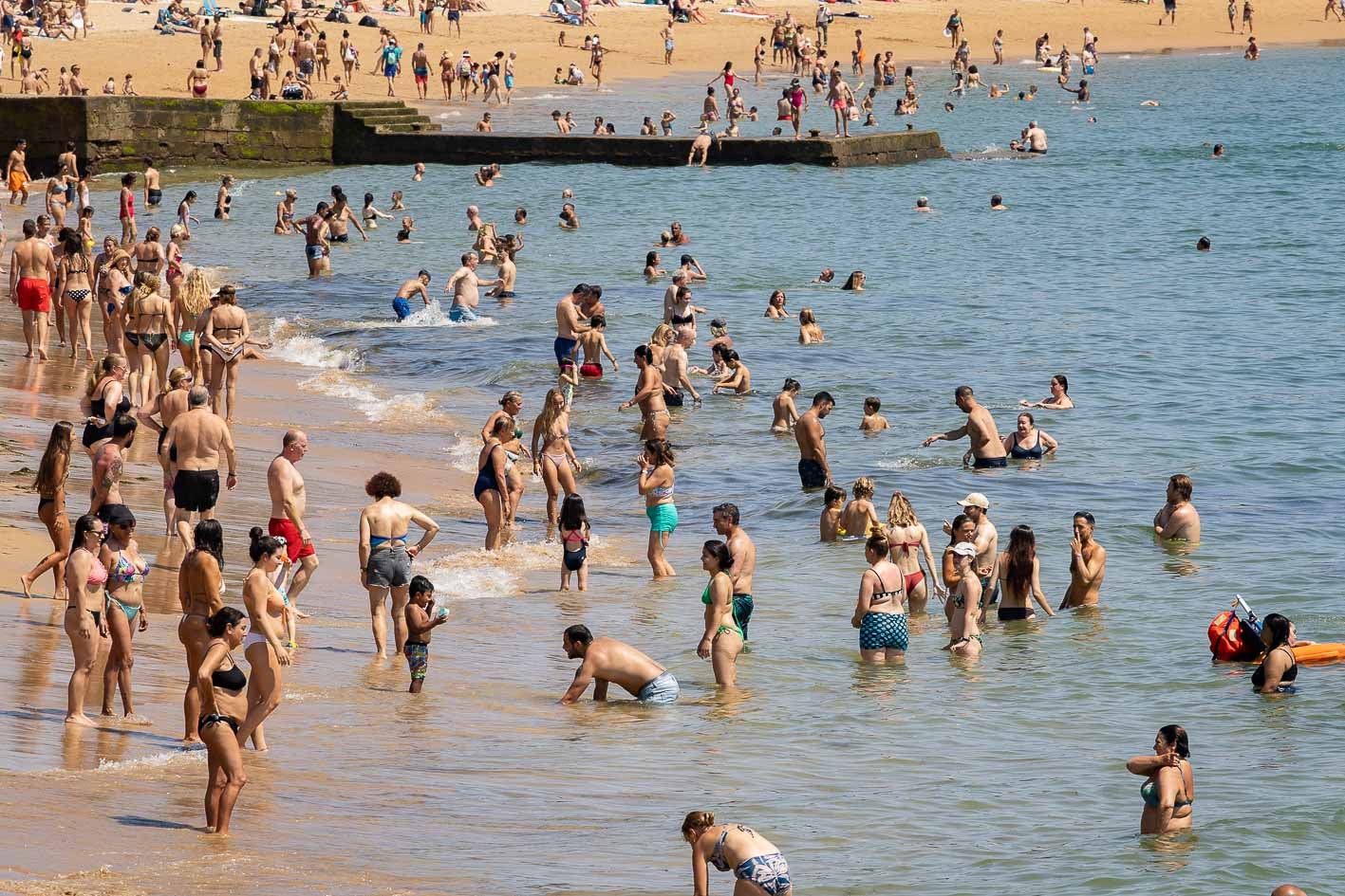 Baños refrescantes en las playas de La Magdalena, en Santander. 