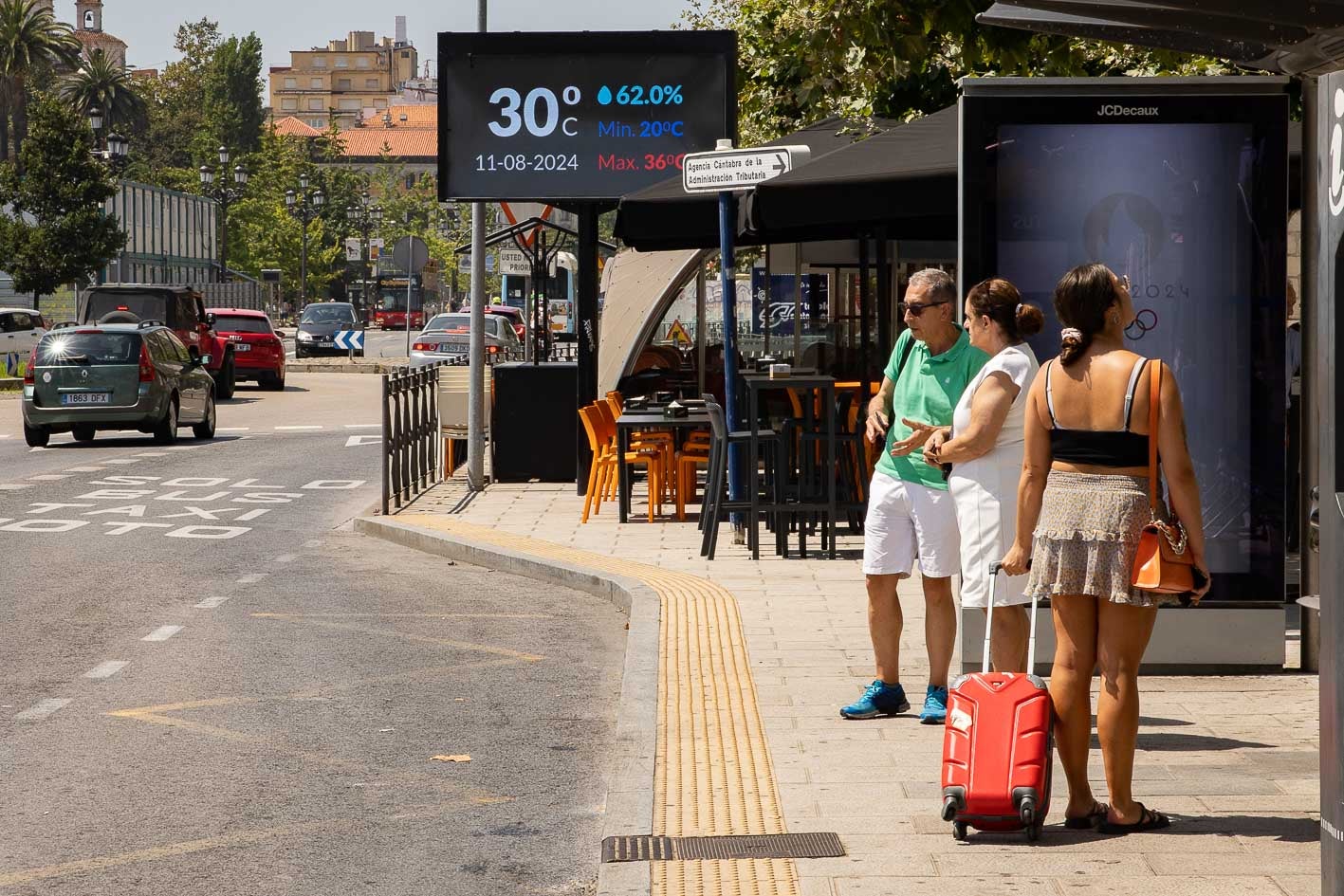 Esperando el transporte público en el paseo Pereda de Santander, con el termómetro marcando 30º esta mañana. 