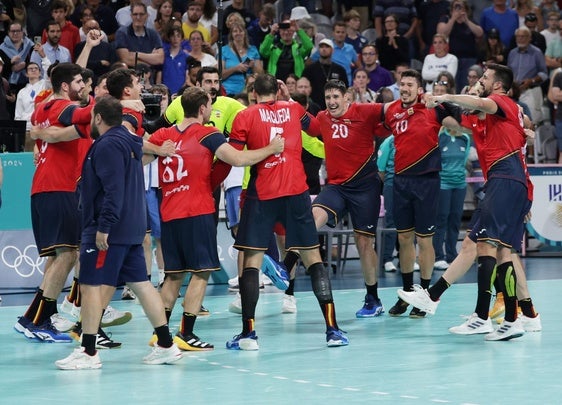 Los jugadores de la selección celebran su triunfo ante Eslovenia, que vale el bronce en los Juegos.