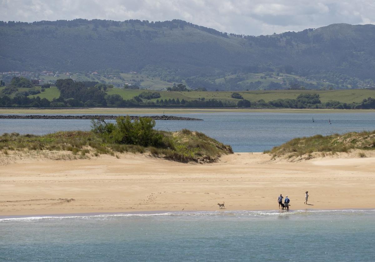 El Puntal, dique natural de la bahía de Santander, está amenazado por el cambio climático.