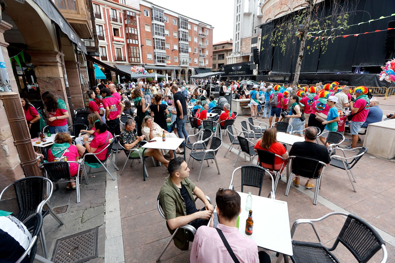 Mientras disfrutan de un refrigerio, los clientes pueden disfrutar además de algunas de las funciones, espectáculos o actividades que se están celebrando por las calles. 