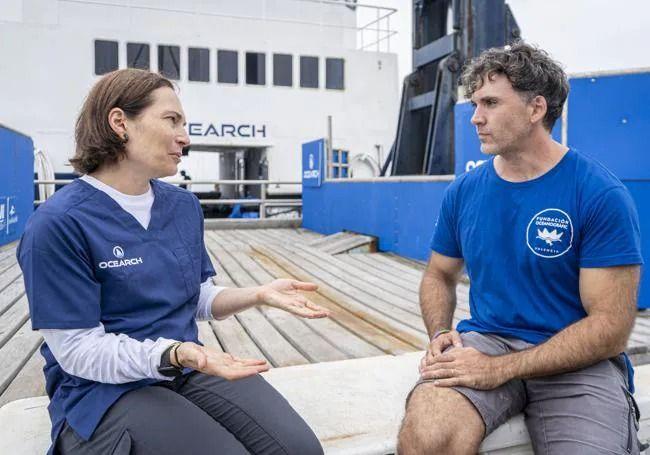 Pablo García-Salinas junto a Harley Newton, científica jefe y veterinaria de Ocearch