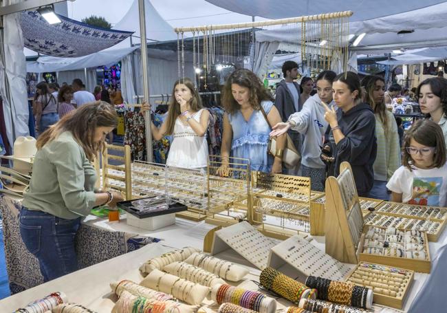 Puestos de joyas y souvenirs ubicados al principio del recinto.