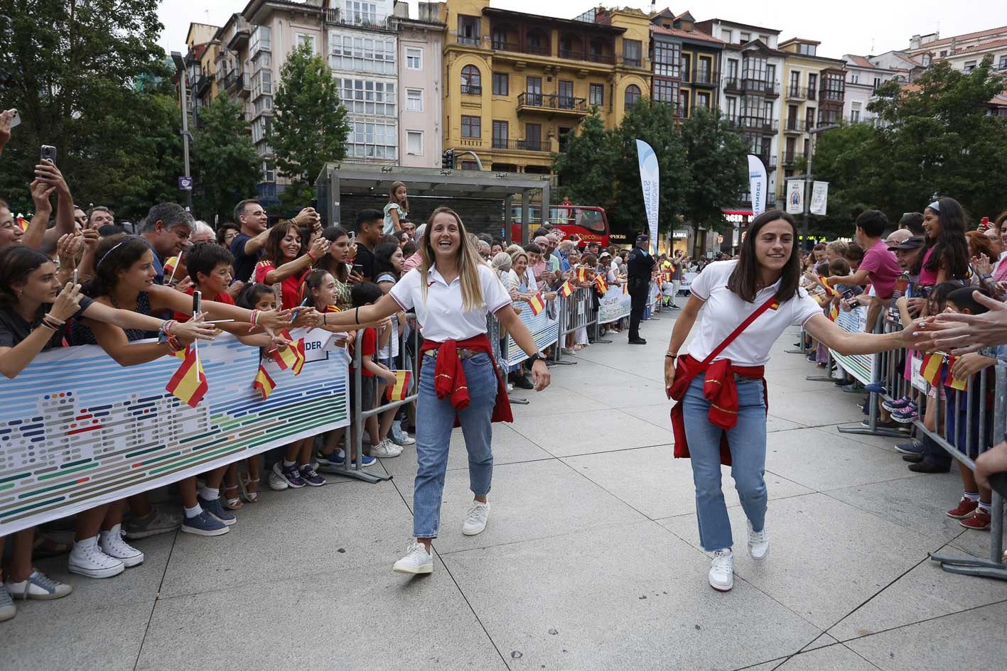 Patricia Álvarez y Beatriz Pérez recorren el pasillo central hasta el escenario. 