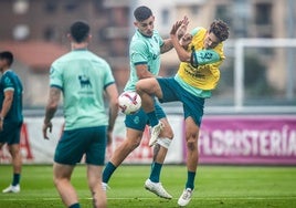 Javi Montero, a la izquierda, en un salto para pugnar por el balón con Pablo Rodríguez