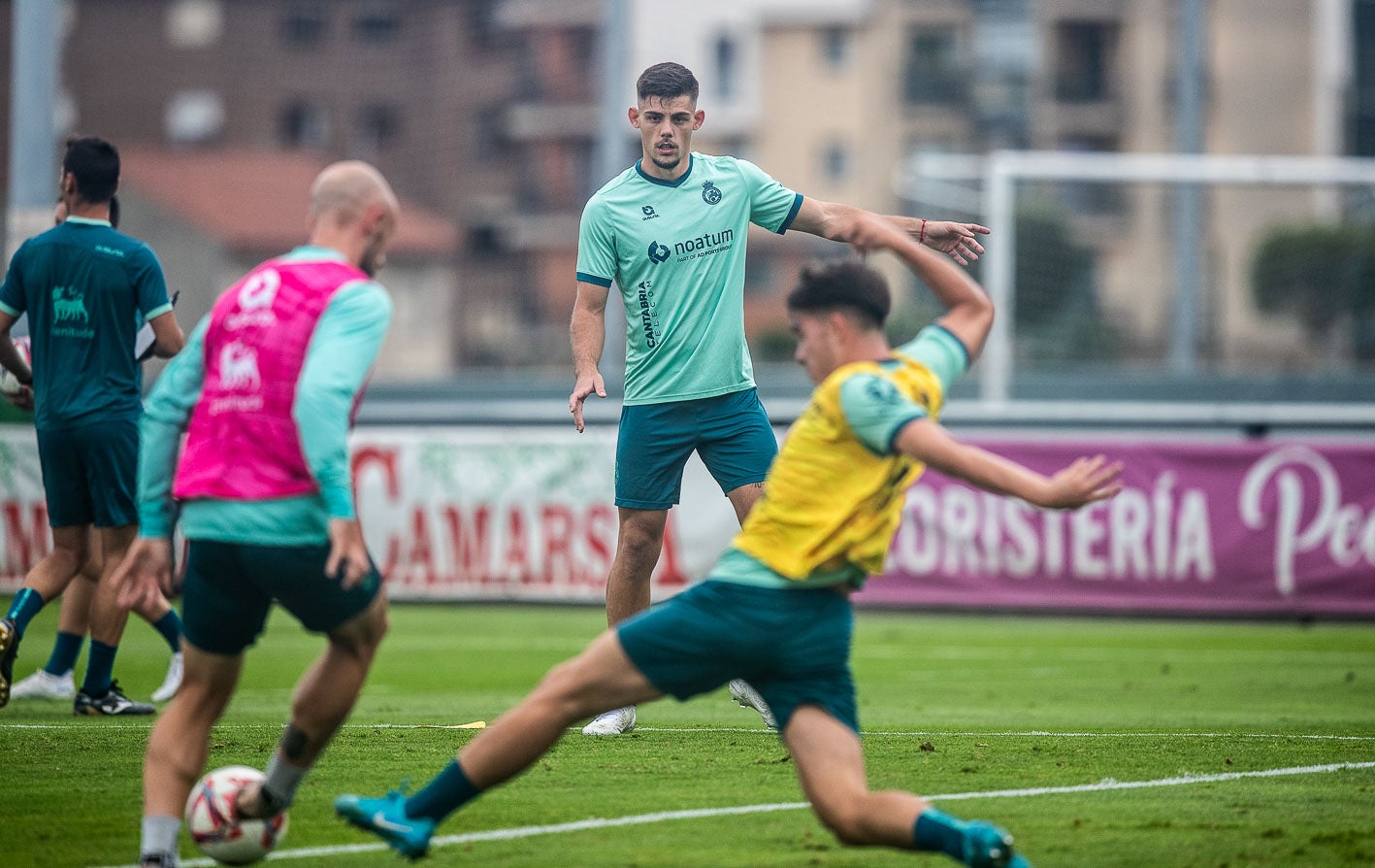 Javi Montero, al fondo, observa como Vencedor trata de robarle el balón a Ekain