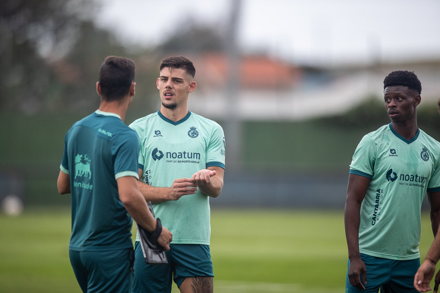 Javi Montero habla con el preparador físico, Dani Salvador. A la derecha, Suleiman. 