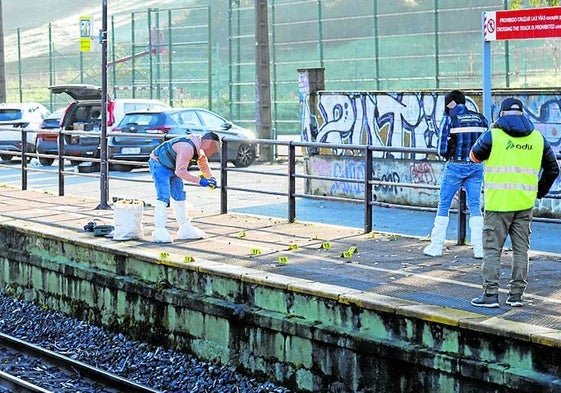 La Guardia Civil recoge pruebas en la estación de Boo.