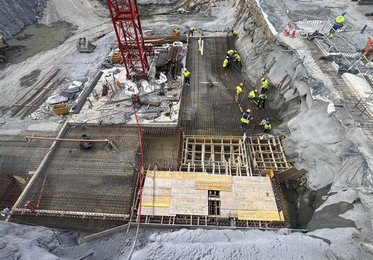 Un grupo de operarios trabaja en la construcción de la losa de cimentación del sótano -2, en el solar del Mupac en Puertochico.