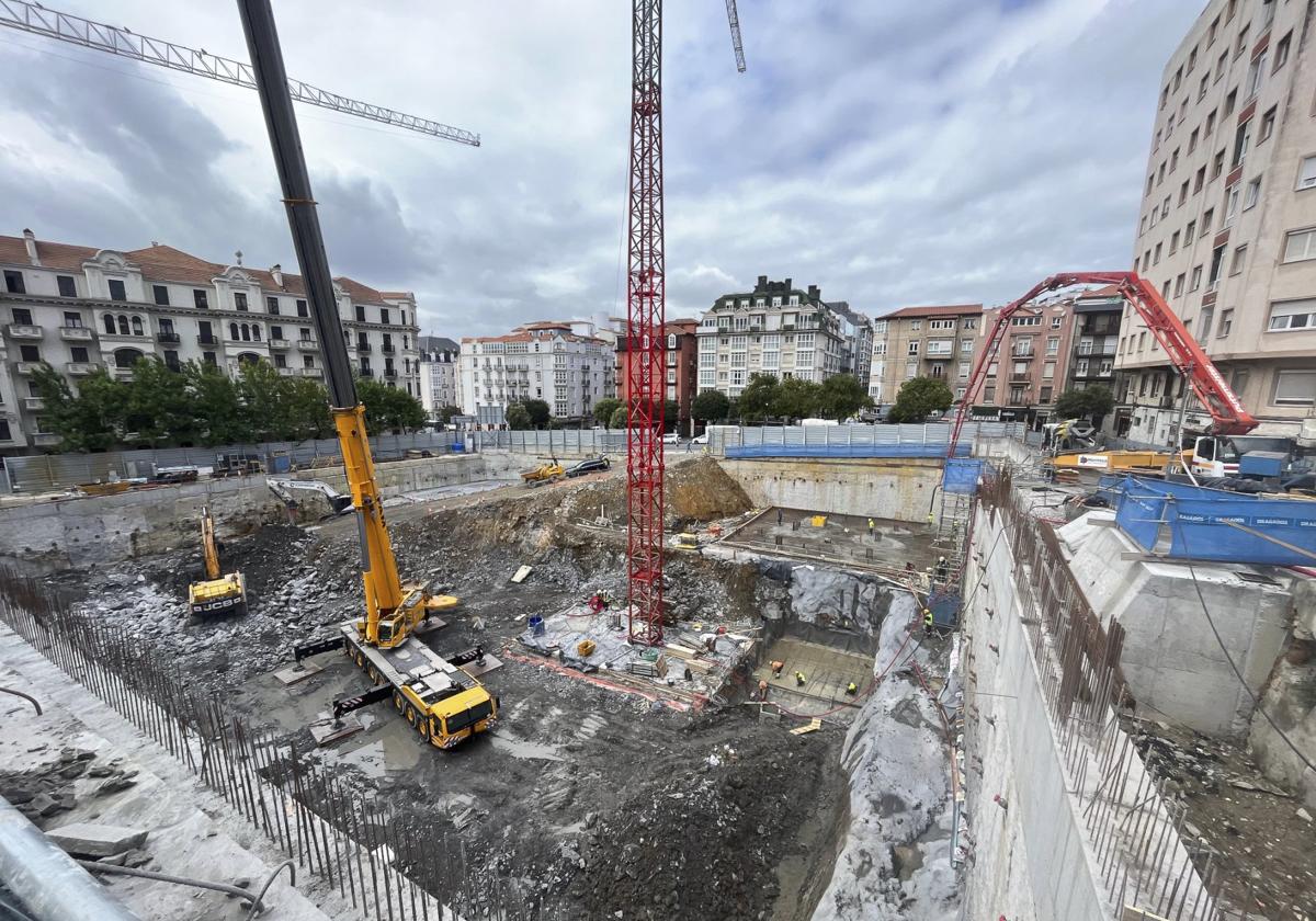 Imagen del solar donde se construye el Museo de Prehistoria una vez completada la fase de excavación y construidos los muros de pantalla.