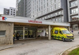 Entrada de Urgencias de Valdecilla, que el lunes superó la barrera de los 500 pacientes.