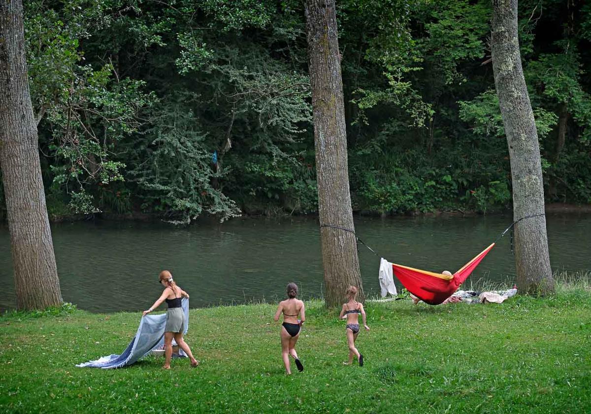 Refrescarse junto al río es una buena opción