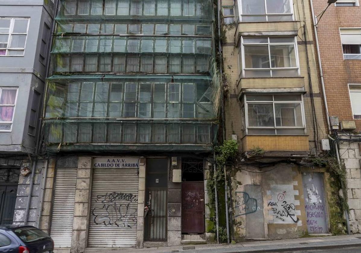 Los dos edificios de la calle Alta que el Ayuntamiento demolerá en los próximos meses.