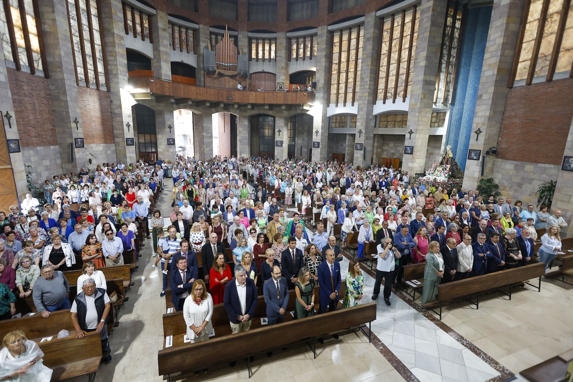 Cientos de personas asistieron a la misa solemne.