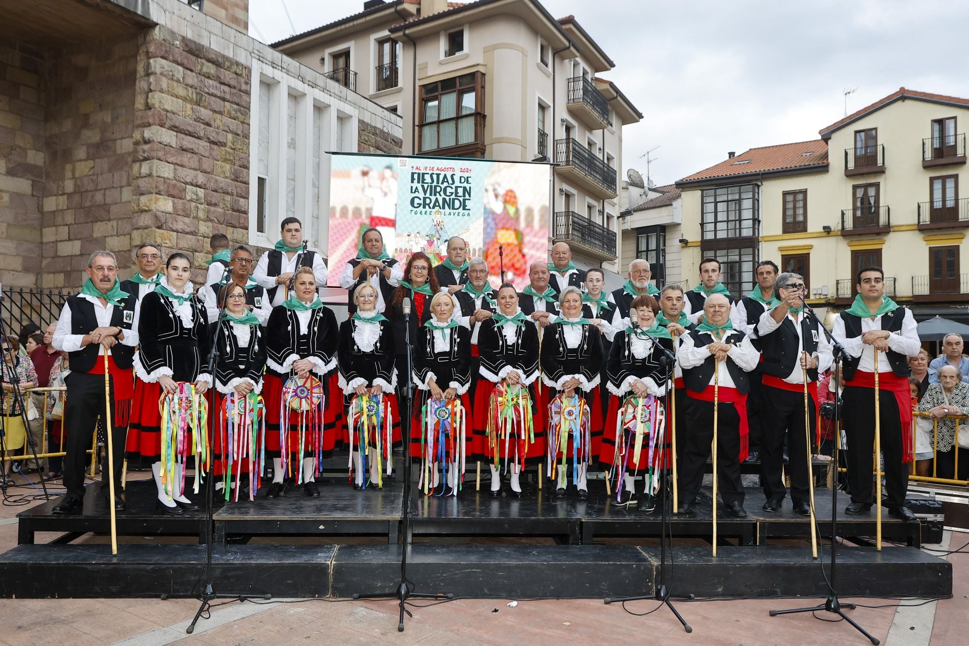 El Coro Ronda Garcilaso interpretó el 'Canto a Torrelavega'.