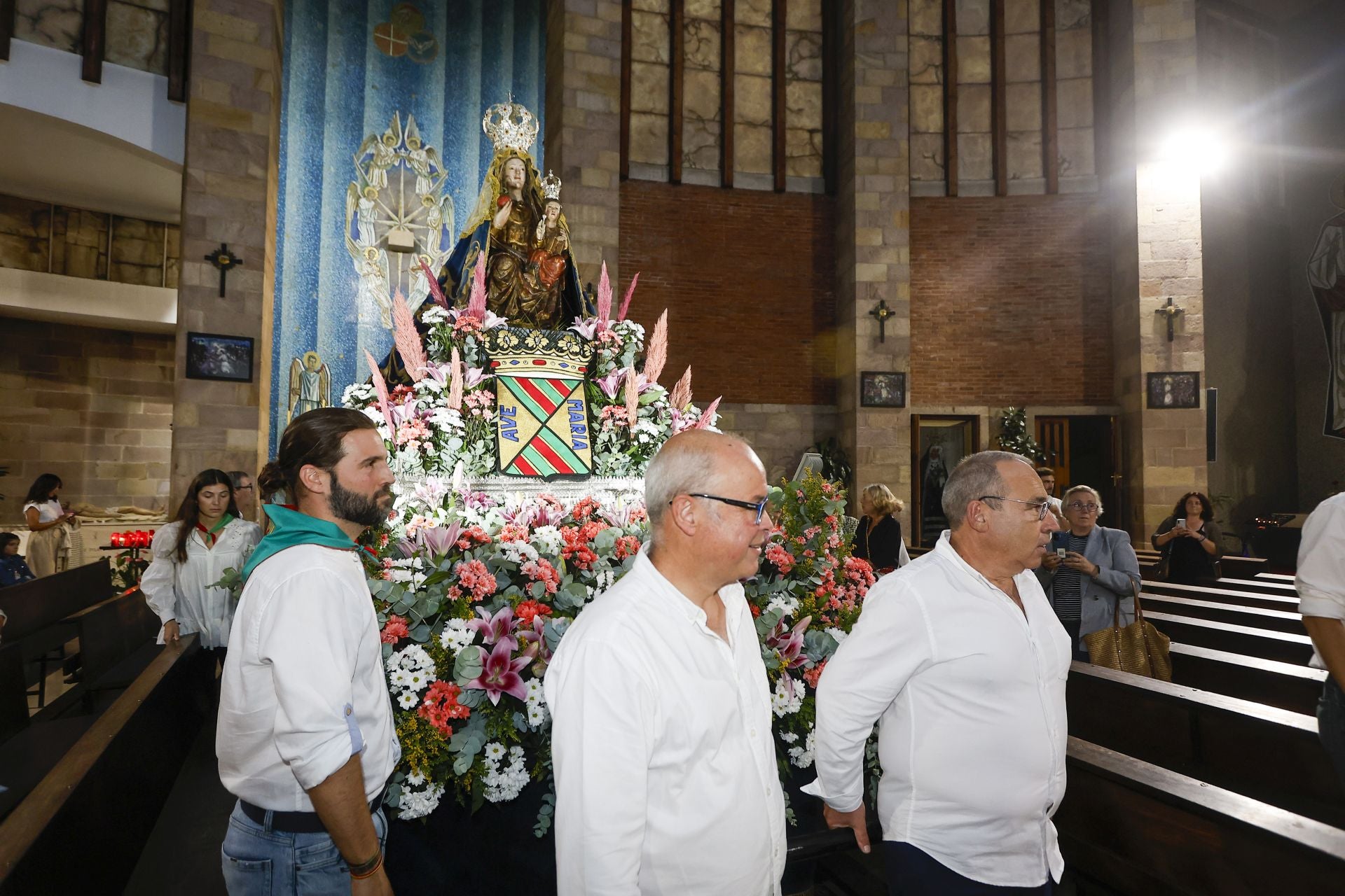 La imagen de la Virgen es sacada en procesión.