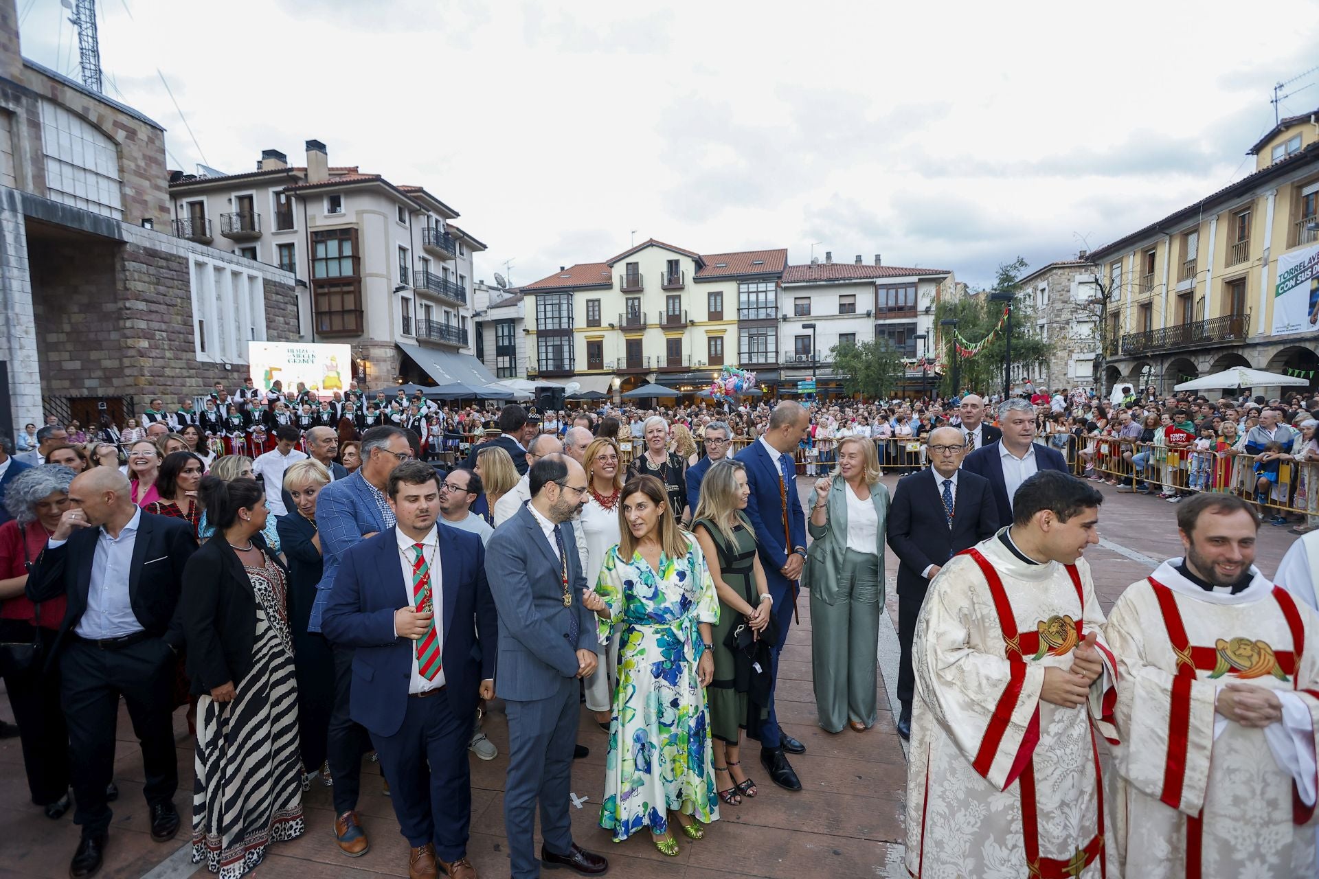 La autoridades inician la procesión en la Plaza Baldomero Iglesias.